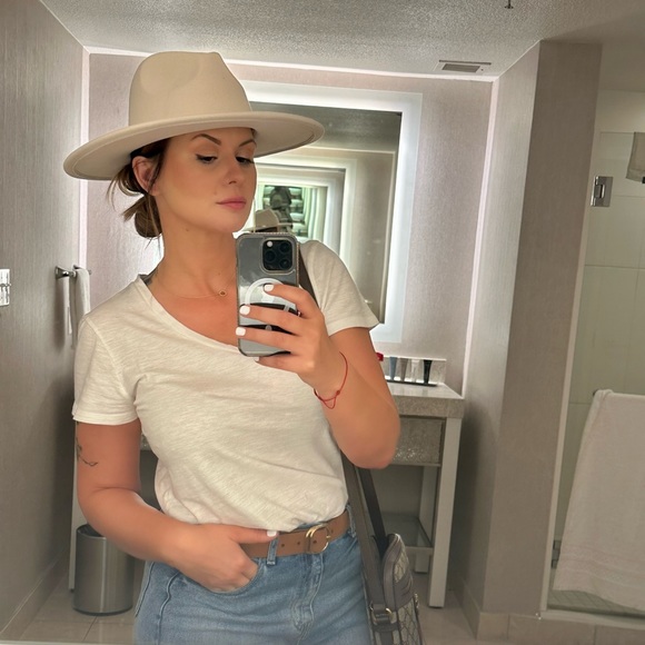 Hi, I’m Nicole 👋🏻 Thanks for stopping by! 🩵 - Picture 13 of 13